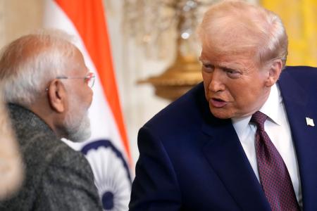 　インドのモディ首相（左）と話すトランプ米大統領＝２月１３日、米ワシントン（ＡＰ＝共同）