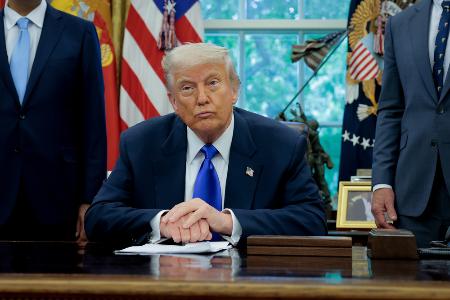 　米ワシントンのホワイトハウスで記者の質問に答えるトランプ大統領＝５日（ゲッティ＝共同）