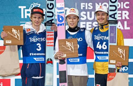 　ＧＰジャンプ男子個人第８戦で優勝し、表彰台で笑顔の小林陵侑（中央）＝バルディフィエメ（共同）