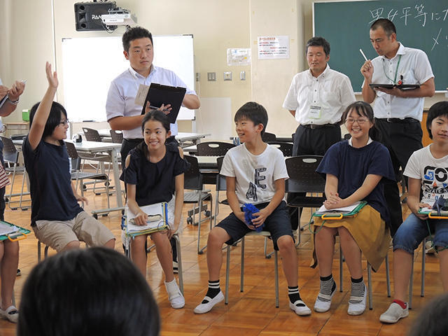 自分たちで選んだ課題について、対話をつなぎ、考えを深めていく岐阜大付属小の児童ら＝同