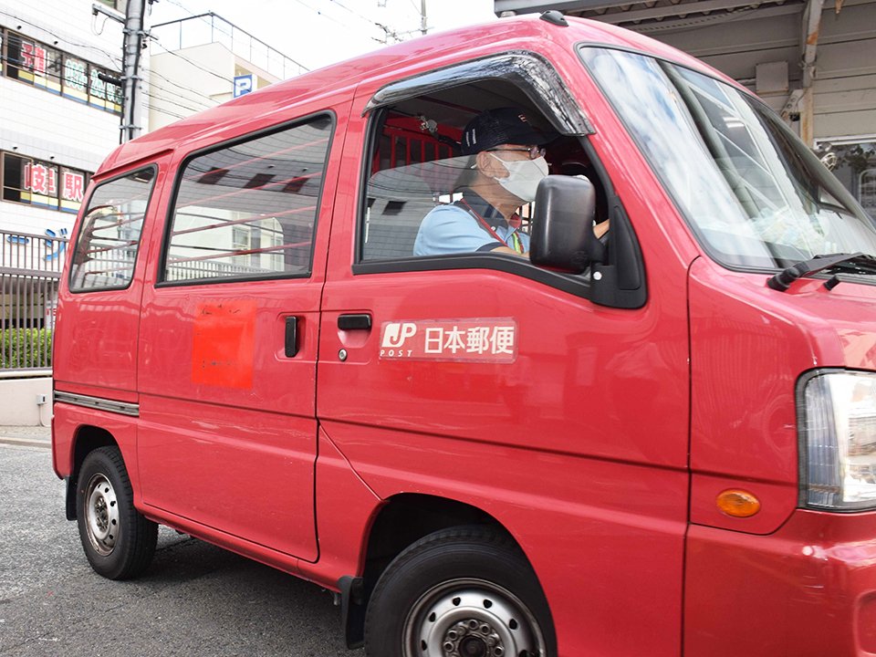 配達物を積み、宅配に出発する岐阜中央郵便局の車＝岐阜市清住町、同局