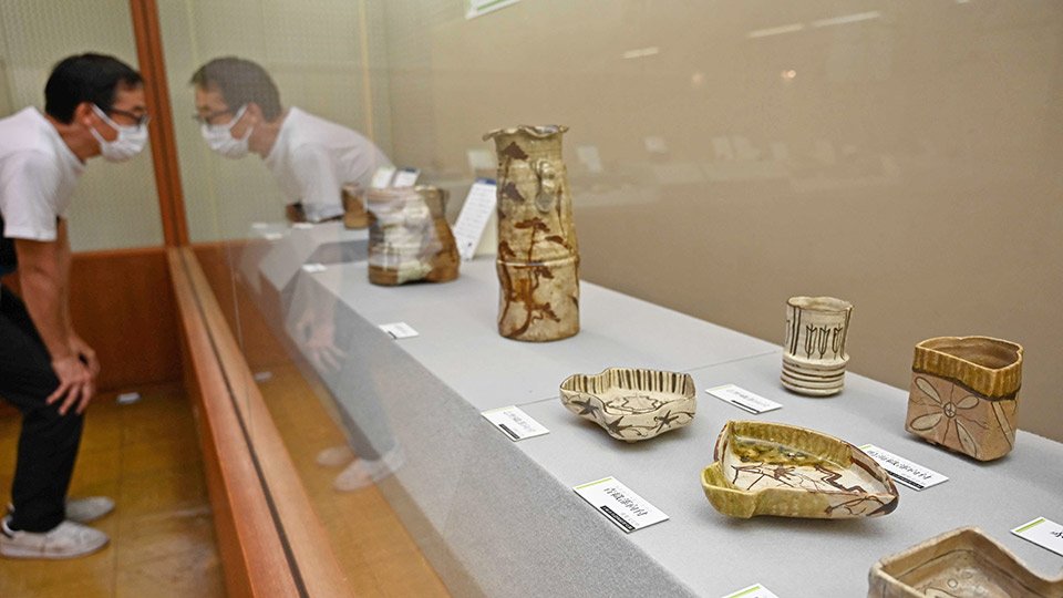 元屋敷窯から発掘された織部の向付などが並ぶ常設展＝土岐市泉町久尻、美濃陶磁歴史館