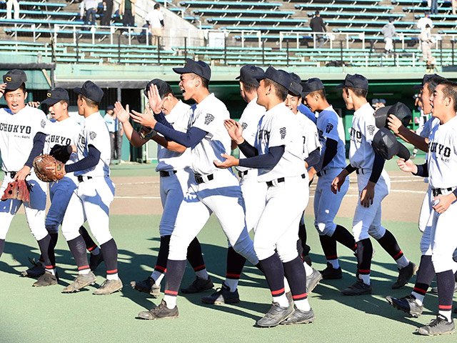 優勝を決めて喜ぶ中京ナイン＝２３日午後３時２９分、岐阜市長良福光、長良川球場

