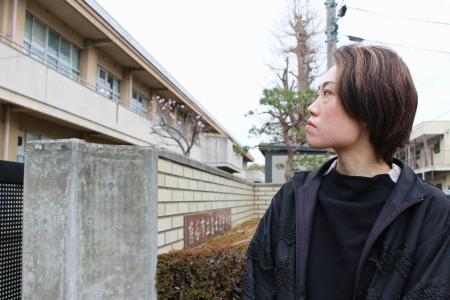 　通級指導教室の支援員として働いた母校の校舎を見る新井麻衣良さん＝埼玉県熊谷市