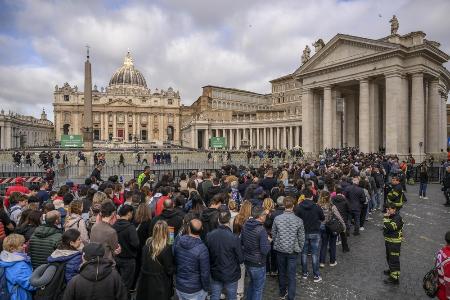 　ローマ教皇フランシスコの弔問で長い列をつくる人々＝２５日、バチカン（ゲッティ＝共同）