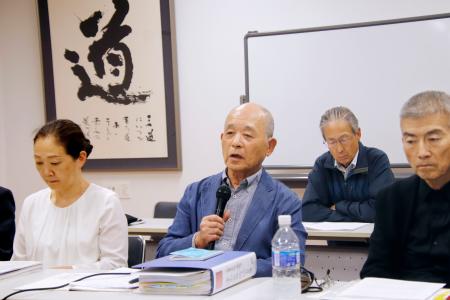 　記者会見で上告する方針を明らかにした福島県浪江町津島地区の原告団と弁護団＝１８日午後、福島県二本松市