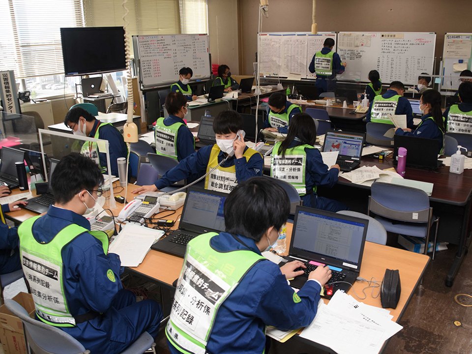 被害情報を集約し支援策の手順を協議する県職員＝県庁