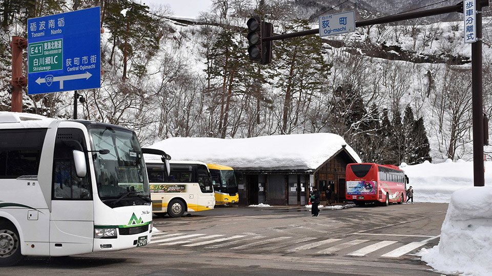 ４社のバスが顔を合わせた白川郷バスターミナル＝白川村荻町