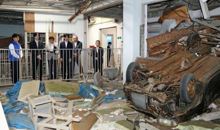 　東日本大震災遺構・伝承館を訪れ、説明を受けられる秋篠宮さまと悠仁さま＝１３日午後、宮城県気仙沼市（代表撮影）