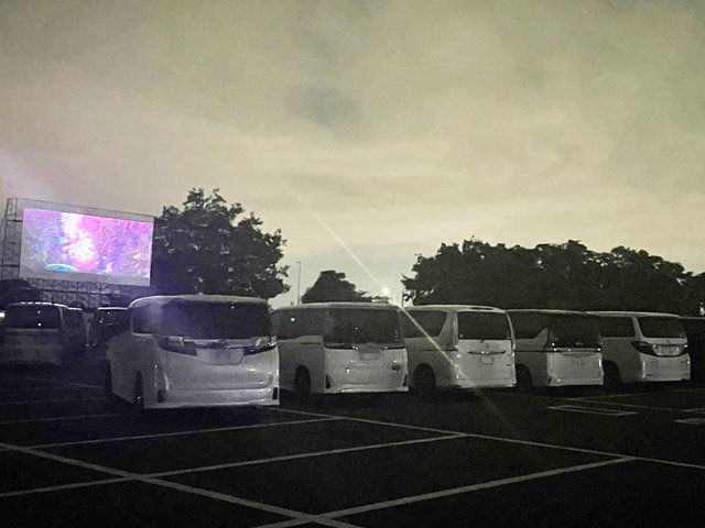 自家用車に乗りながら映画鑑賞を楽しんだ「岐阜ドライブインシアターウィーク」＝各務原市川島笠田町、河川環境楽園