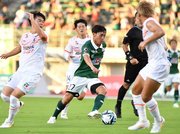 ＦＣ岐阜×愛媛＝前半、ドリブルで相手をかわすＦＣ岐阜のＭＦ横山＝長良川競技場