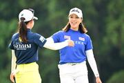 　第２ラウンドを終え、１８番グリーンで笑顔を見せる宮田成華＝７日、新潟県ヨネックスＣＣ（ゲッティ＝共同）
