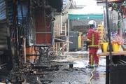　全焼した市場「マルシェ・デ・ザンファン・ルージュ」で消火活動に当たる消防士＝１２日、パリ（共同）