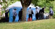 　遺体が見つかった大阪市北区の扇町公園を調べる捜査員＝１５日午後１時２１分