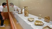 元屋敷窯から発掘された織部の向付などが並ぶ常設展＝土岐市泉町久尻、美濃陶磁歴史館