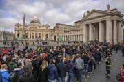 　ローマ教皇フランシスコの弔問で長い列をつくる人々＝２５日、バチカン（ゲッティ＝共同）