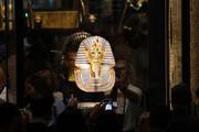 　大エジプト博物館に収蔵されているツタンカーメンの「黄金のマスク」を見物する観光客ら＝１０月２８日、カイロ近郊ギザ（共同）