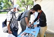 恵那市のブースでは絵柄を選んで缶バッジを作ることができ、来場者の人気を集めた＝愛知県庁