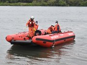海津市消防本部の高機能救命ボートの訓練＝海津市の長良川