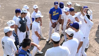 練習前に士気を高める県岐阜商の選手たち＝２０日午９時９分、兵庫県西宮市、津門中央公園球場（撮影・坂井萌香）