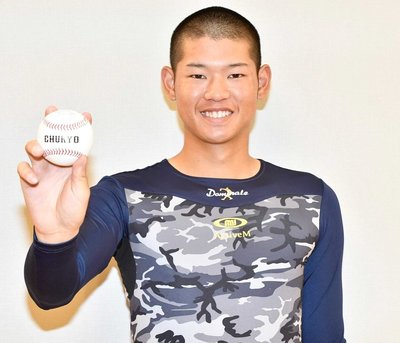 「投打とも大いに自己アピールできた」とＵ１８代表候補合宿を振り返る中京のエース鈴木悠悟＝中京高龍虎寮
