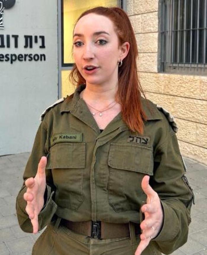 　取材に応じるイスラエル軍のカバニ報道官＝３日、イスラエル中部テルアビブ（共同）