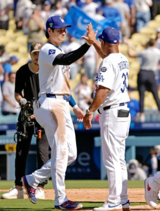 　パドレスに勝利し、ロバーツ監督（右）とタッチを交わすドジャース・大谷＝ロサンゼルス（共同）