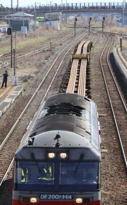　長さ１５０メートルのレールを積んでＪＲ長万部駅に到着した貨物列車＝２１日午後、北海道長万部町