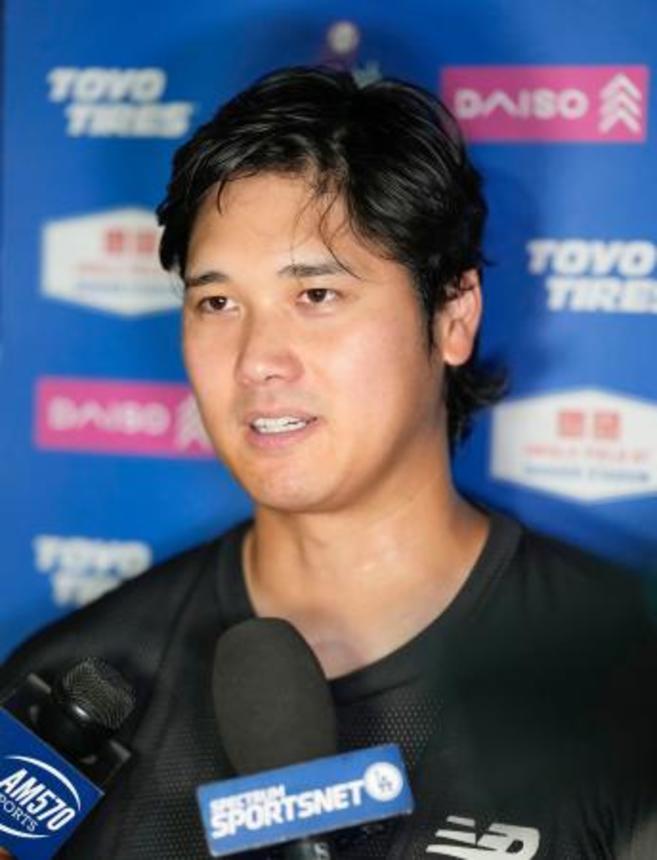 　試合後、取材に応じる米大リーグ、ドジャースの大谷翔平選手。誕生した第２子が男児だったことを明らかにした＝２４日、ミネアポリス（共同）