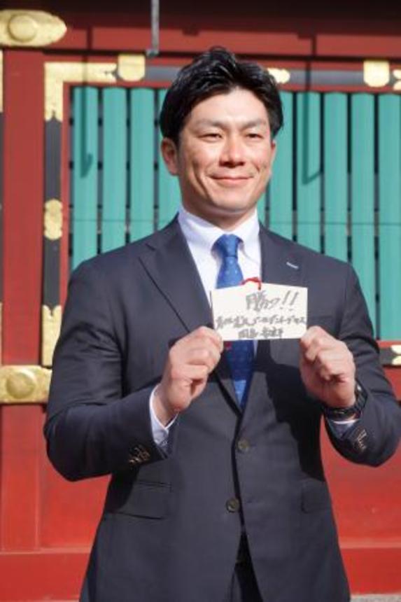 　今年の願いを記した絵馬を見せる、楽天の球団アンバサダー・岡島豪郎氏＝６日、宮城県塩釜市の塩釜神社