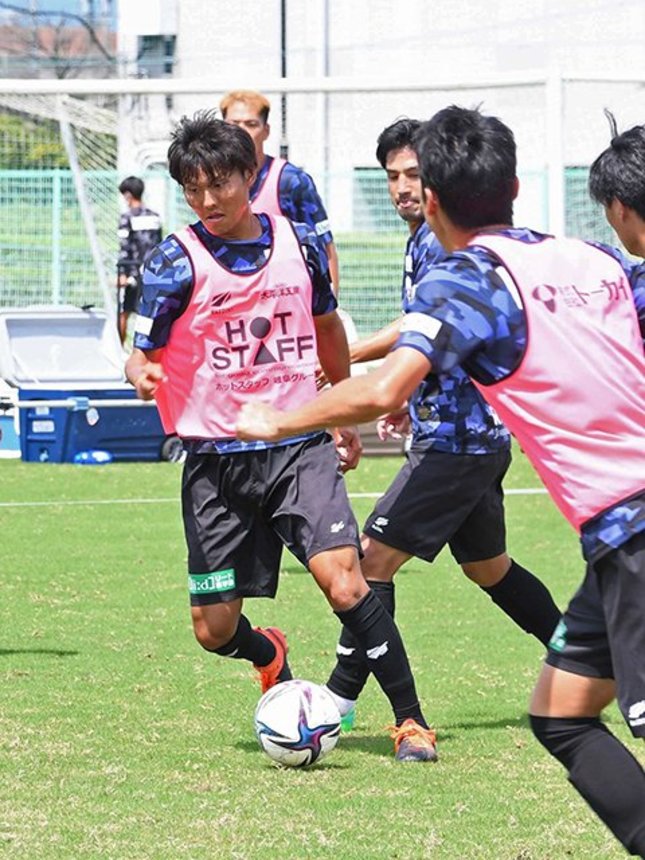 鳥取戦に向け調整するＦＣ岐阜の大西ら＝７日、岐阜市内