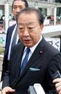 　東京都立川市で記者団の取材に応じる立憲民主党の野田代表＝１４日午後