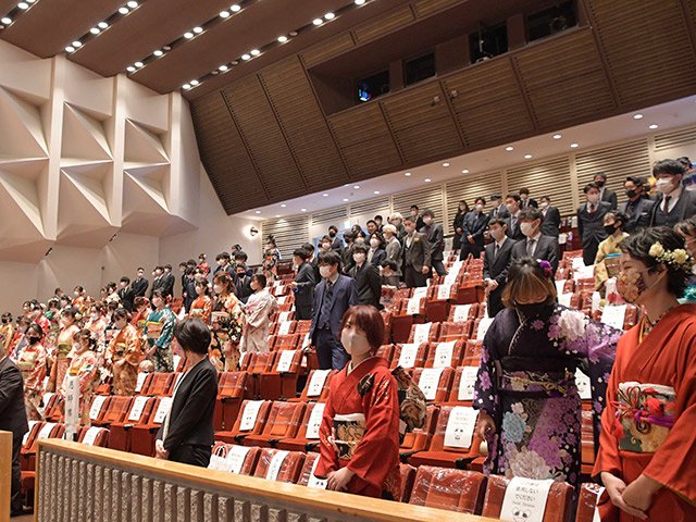 間隔を空けて式に臨む新成人＝神戸町神戸、町中央公民館