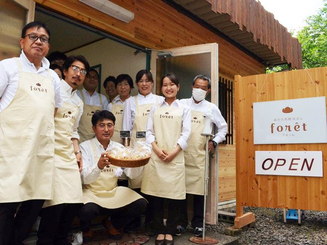 三郷地域の活性化を目指し、営業日を拡大した「フォーレ」の店舗とスタッフ＝多治見市三の倉町猪場