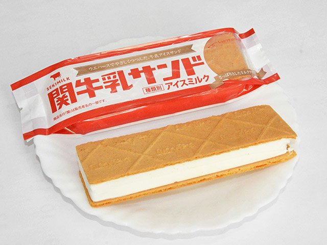 牛乳アイスをウエハースではさんだ新商品「関牛乳サンド」＝関市観音前、関牛乳