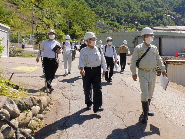 神岡鉱業で立ち入り調査を行う神通川流域カドミウム被害団体連絡協議会の会員ら＝１７日午前、飛騨市神岡町鹿間
