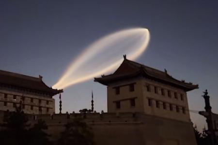 　中国陝西省西安で６日早朝に観測された巨大な発光物（「微博（ウェイボ）」から、共同）