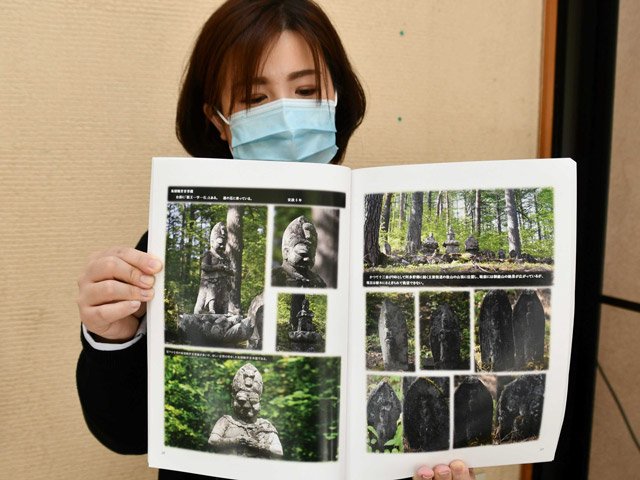 石仏の歴史をまとめた冊子＝同市高根町中洞、道の駅飛騨たかね工房