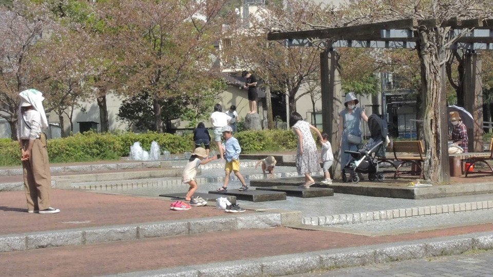 今年初めての夏日となり、噴水で水浴びを楽しむ子どもら＝１０日午後２時２０分、岐阜市美江寺町、美江寺公園