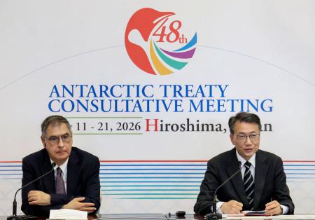　記者会見する南極条約協議国会議議長の宇山秀樹氏（右）＝１２日午前、広島市