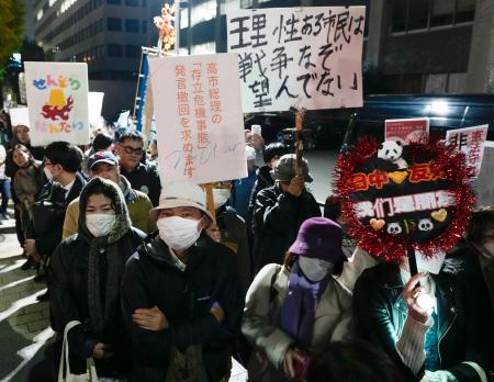 　首相官邸前で高市首相の「存立危機事態」発言に抗議する人々＝２１日夜、東京・永田町