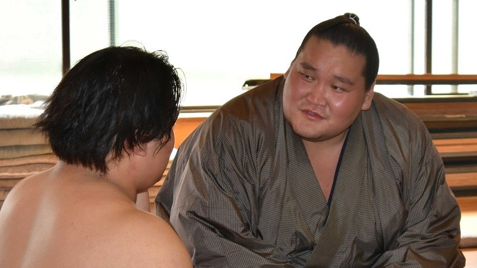 朝日大相撲部員にアドバイスをする照ノ富士関＝瑞穂市穂積、朝日大