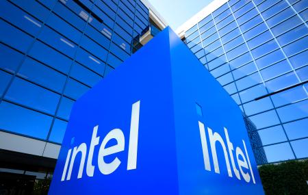 　米カリフォルニア州の本社にあるインテルのロゴ＝７月１６日（ゲッティ＝共同）