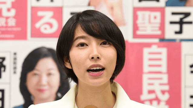 県議選多治見選挙区に自民党推薦で立候補を表明する今井瑠々氏＝１３日午後３時４分、岐阜市薮田南、県自由民主会館