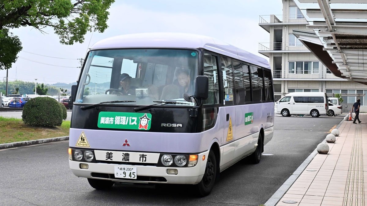 運行を開始した「中心市街地循環バス」＝美濃市中央、市立美濃病院
