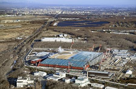　次世代半導体の量産を目指すラピダスの工場（手前）。奥は北海道千歳市の市街地（共同通信社ヘリから）