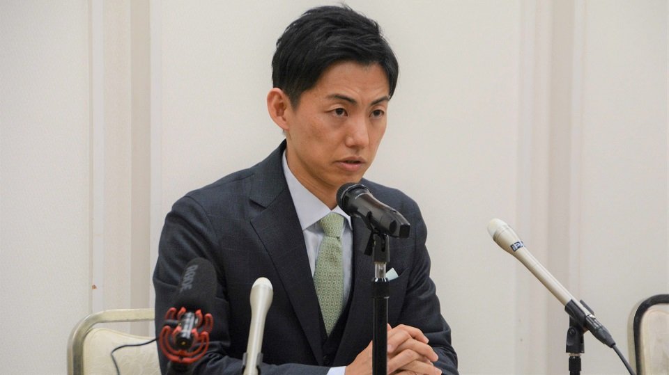 再審請求棄却の決定を受けて会見する藤井浩人美濃加茂市長＝１日午後、名古屋市中区、桜華会館