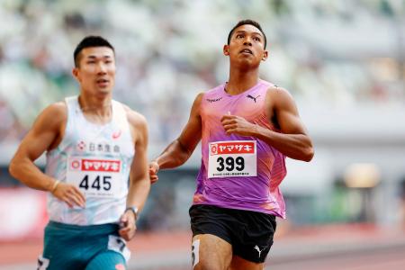 　男子１００メートル予選で敗退したサニブラウン・ハキーム。左は桐生祥秀＝国立競技場