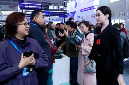 　博覧会で展示されたＡＩが搭載された人型ロボット（手前右）＝３月、北京（共同）