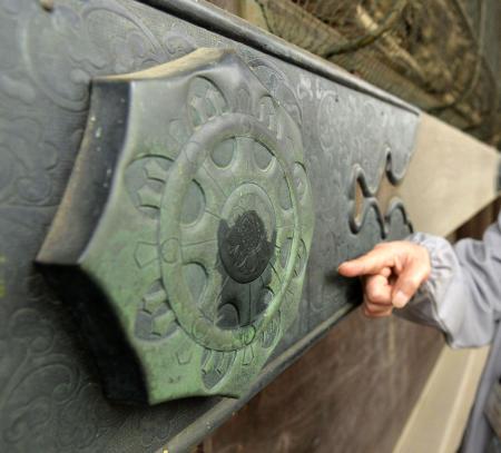 　油のような液体がかけられた成田山新勝寺＝２０１５年、千葉県成田市